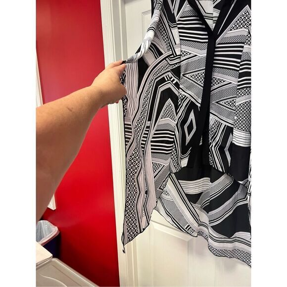 Avenue Black & White Geometric Assymetrical Button Down Duster Top sz 22/24 NWOT - Picture 2 of 7